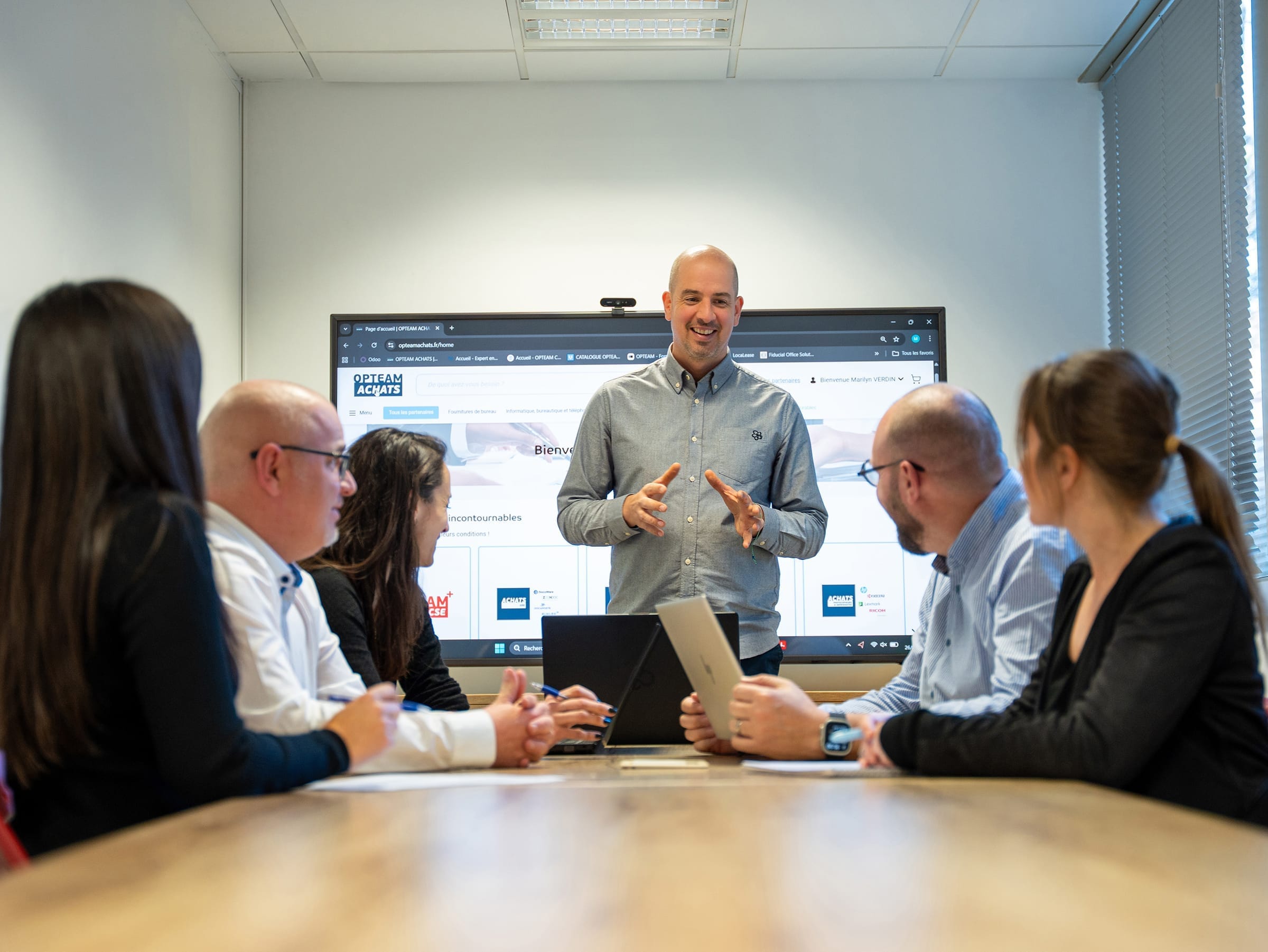 Équipe OPTEAM réunie autour d'une table de travail