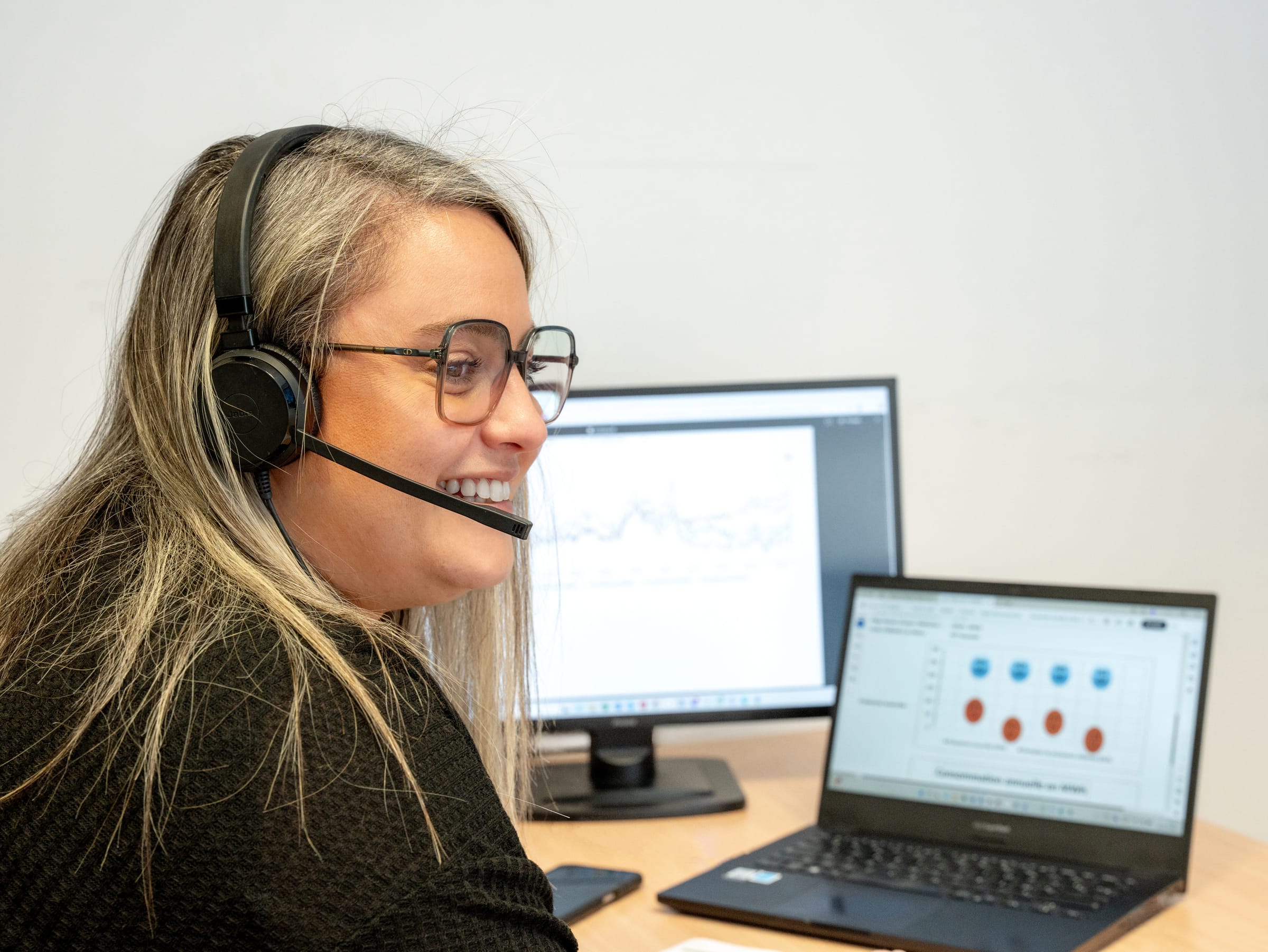 Conseillère casque sur les oreilles — avantages & RH