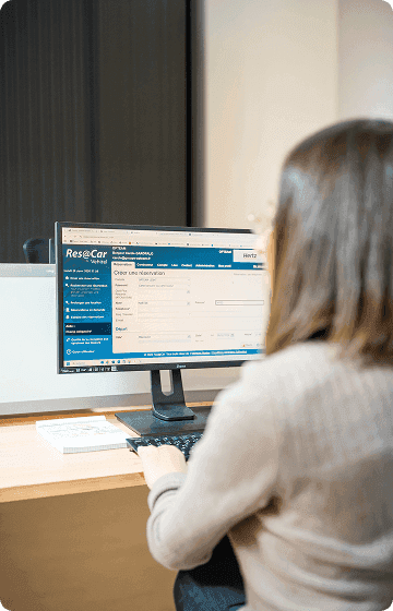 Gestionnaire OPTEAM+ LOC analysant les besoins du client sur la plateforme
