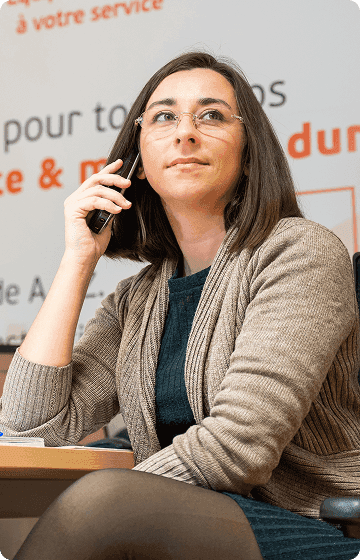 Conseillère OPTEAM+ LOC au téléphone, partageant la proposition de location