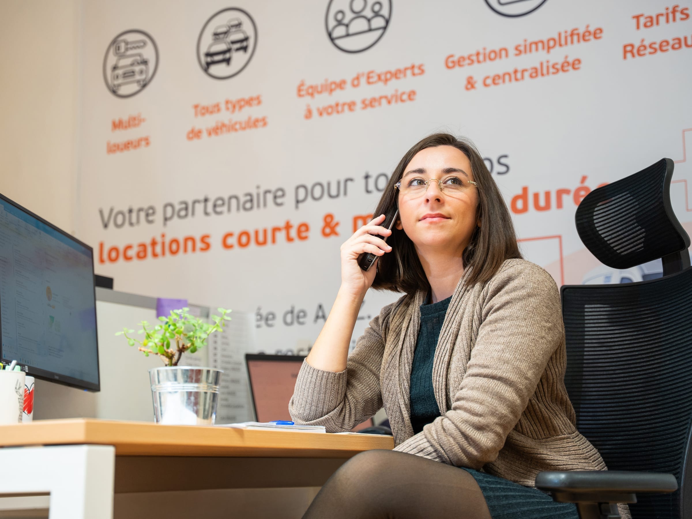 Gestionnaire OPTEAM+ LOC au téléphone dans son bureau