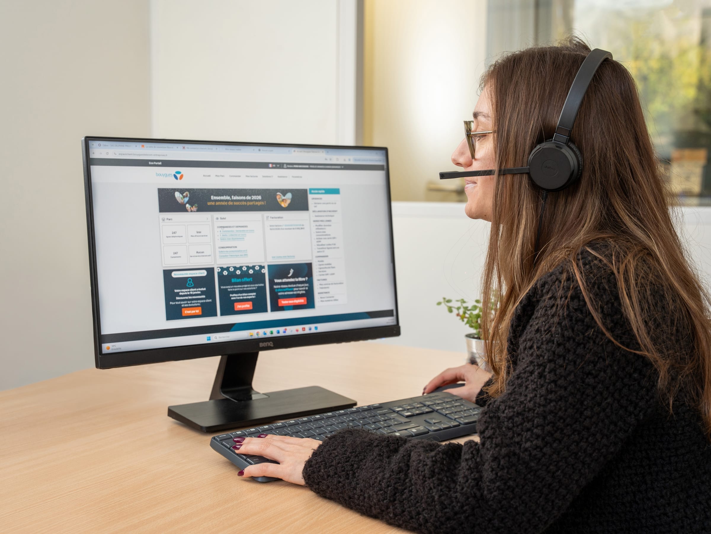 Gestionnaire OPTEAM+ TEL au téléphone face à son poste — gestion de la relation adhérent