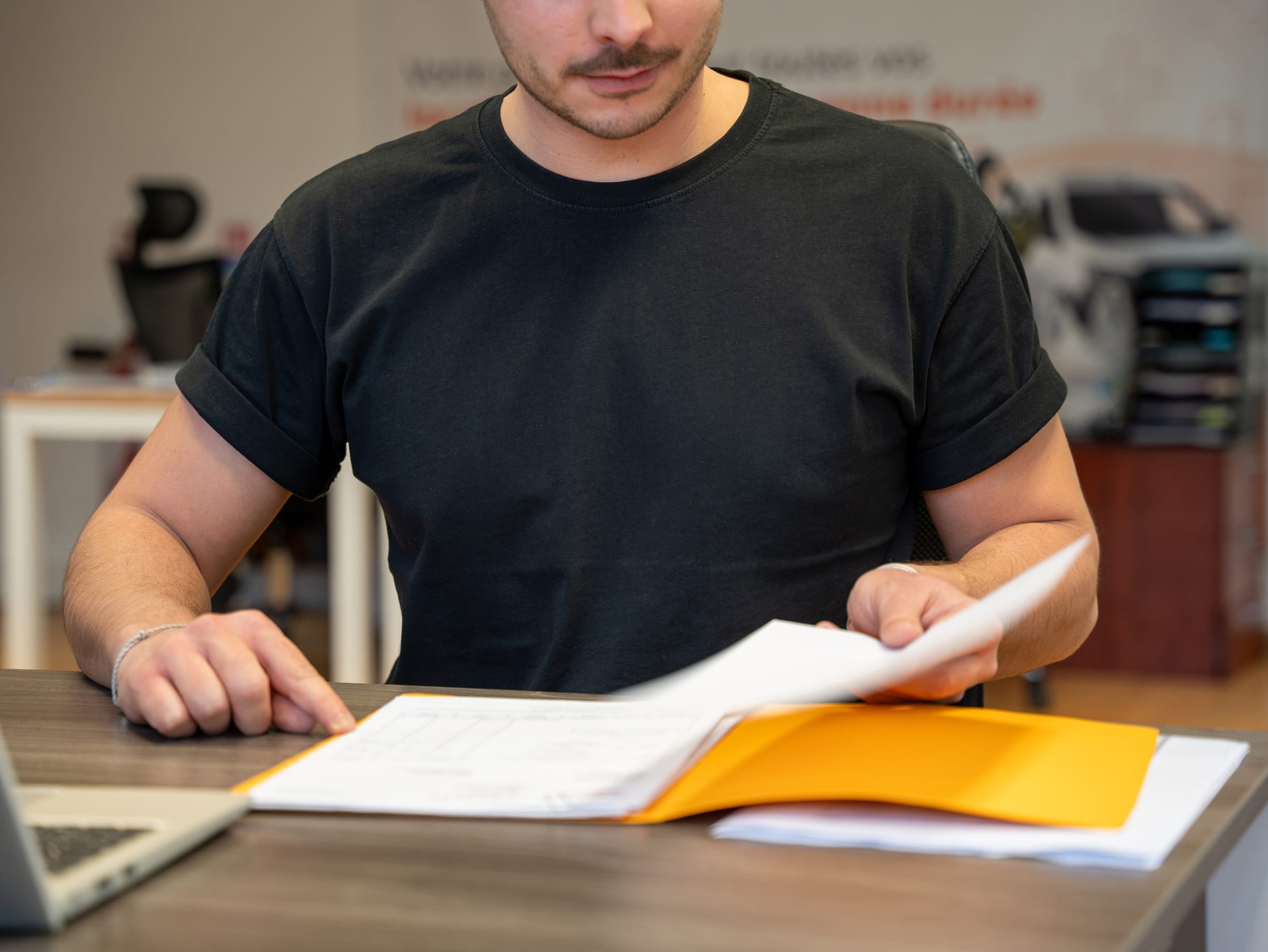 Smartphone en cours de configuration — gestion des abonnements